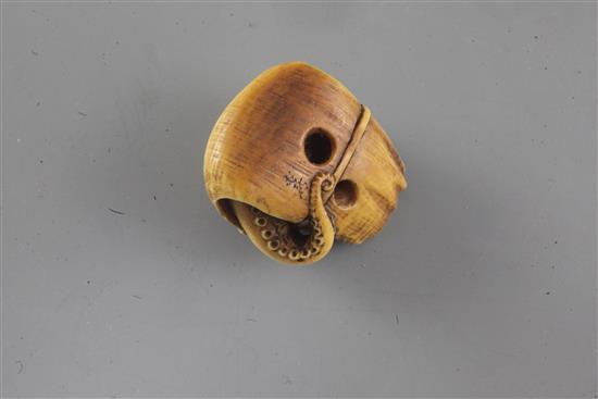 A Japanese ivory netsuke, 19th century, 4.2cm